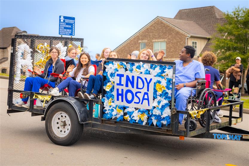 Students participate in Independence High homecoming parade
